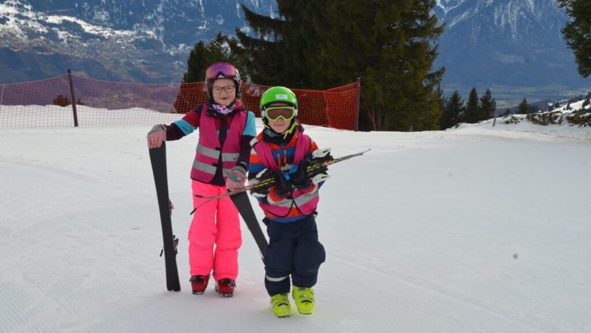  Zusammen mit ihrem Bruder Mike ist Mia das erste Mal beim Kinder-Skikurs dabei. 