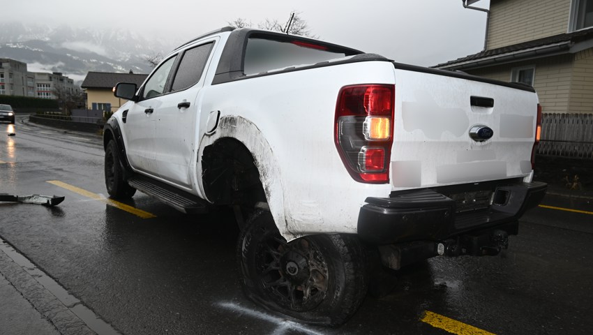 Der Pick-up wurde durch die Wucht des aufprallenden Autos gedreht.