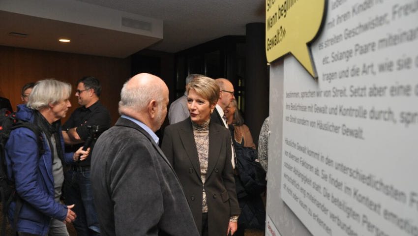  25. November: Bundesrätin Karin Keller-Sutter beehrt Buchs mit einem Besuch. Sie ist dabei, als im BZBS die Kampagne «16 Tage gegen Gewalt an Frauen» lanciert wird. 