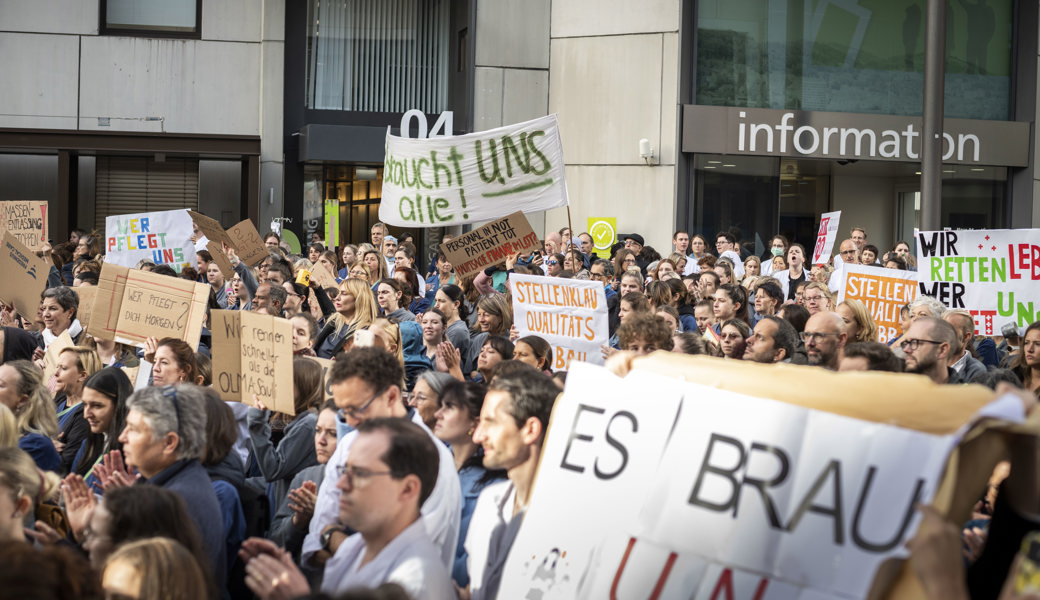 Die Mitarbeitenden versammelten sich in Arbeitskleidung und mit ihren Kaffeetassen zu einer friedlichen Demonstration. 