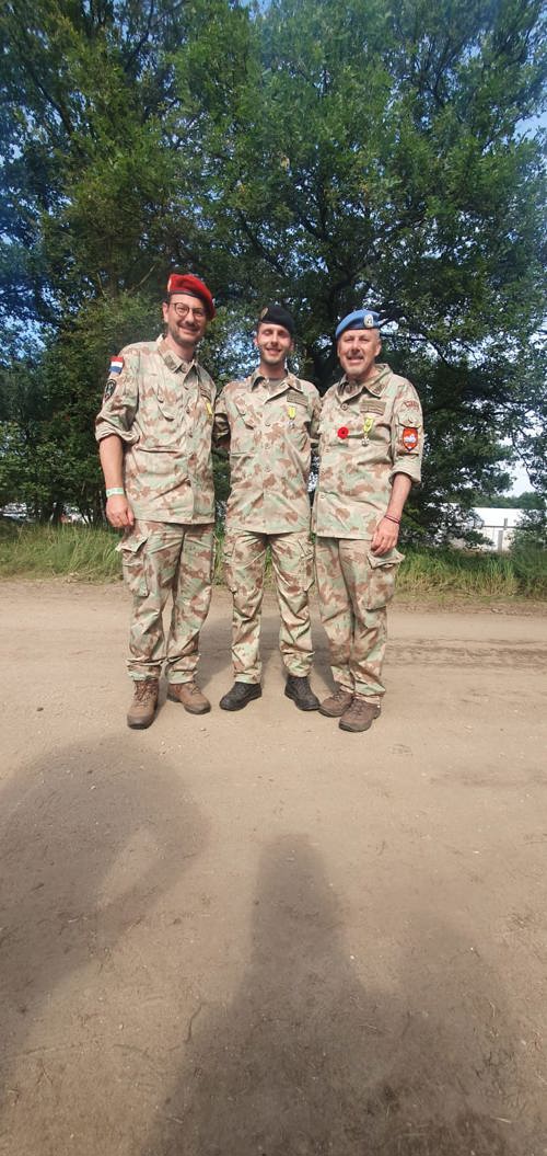 Im Tarnanzug von links nach rechts: Hauptmann Armin Heeb, Oberleutnant Robin Eberle, Brigadier Beat Eberle