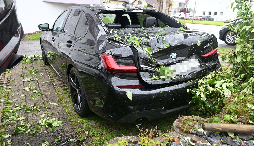 Das Auto kam auf mehreren parkierten Autos zum Stillstand.