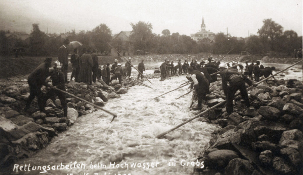  Rettungsarbeiten am reissenden Hochwasser 1922 in Grabs. Bilder: Archiv Hansruedi Rohrer