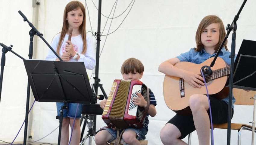  Musikalischer Auftritt der Härtl Kids auf der Bühne. 