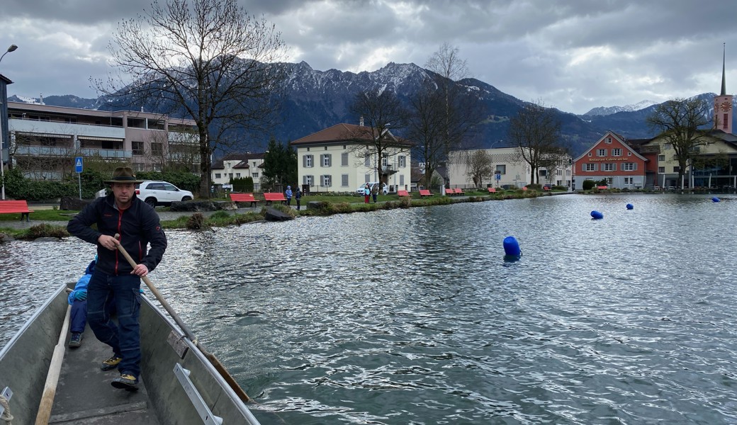 Buchser Pontoniere beim Aufbau des getesteten Wettkampfparcours auf dem Werdenbergersee.