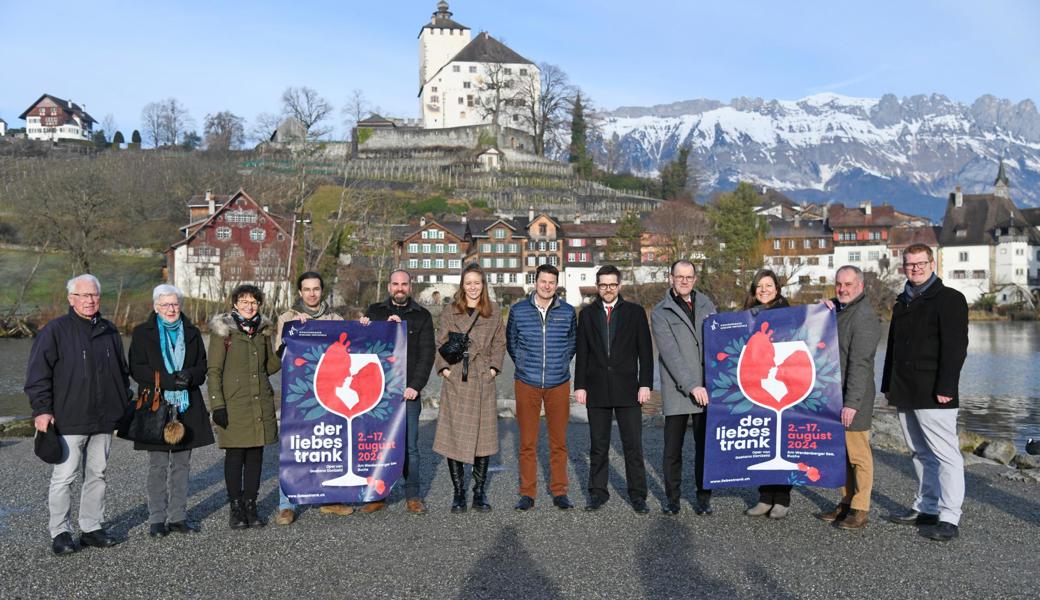 Am Ort des Geschehens (von rechts): Robin Egloff (Direktion), Rolf Pfeiffer (Stadt Buchs), Anja Brun (VAT), Andreas Eggenberger und Cedric Büsser (Raiffeisenbank Werdenberg), Dennis Tschudin (Merck), Nora Wanger (Wanger Garage), Andreas Rohrer (Ortsgemeinde Buchs), Fred Rohrer (Stadt Buchs) und drei Mitwirkende der Schloss-Festspiele, Eveline Solenthaler, Vreni Kehl und Res Lippuner.