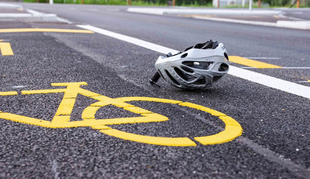 Bei Autobahnausfahrt Velofahrer angefahren