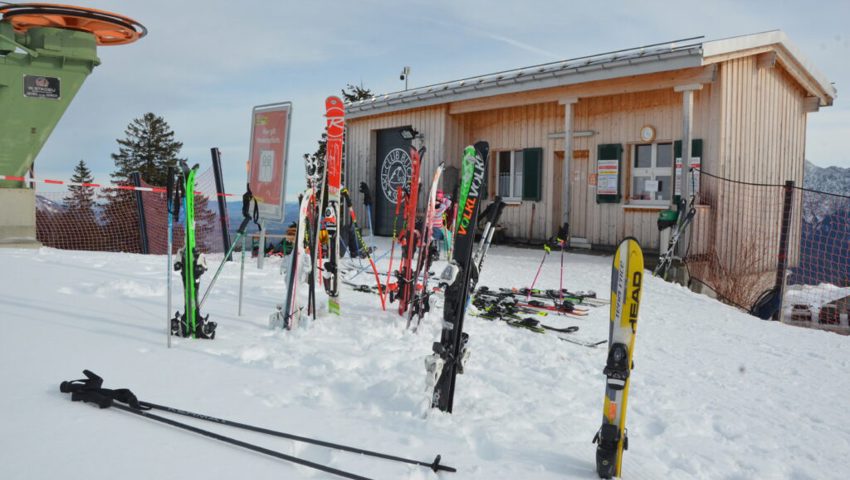  Nur Ski zu sehen: Für eine Snowboard-Gruppe gibt es zu wenig Interessierte. 