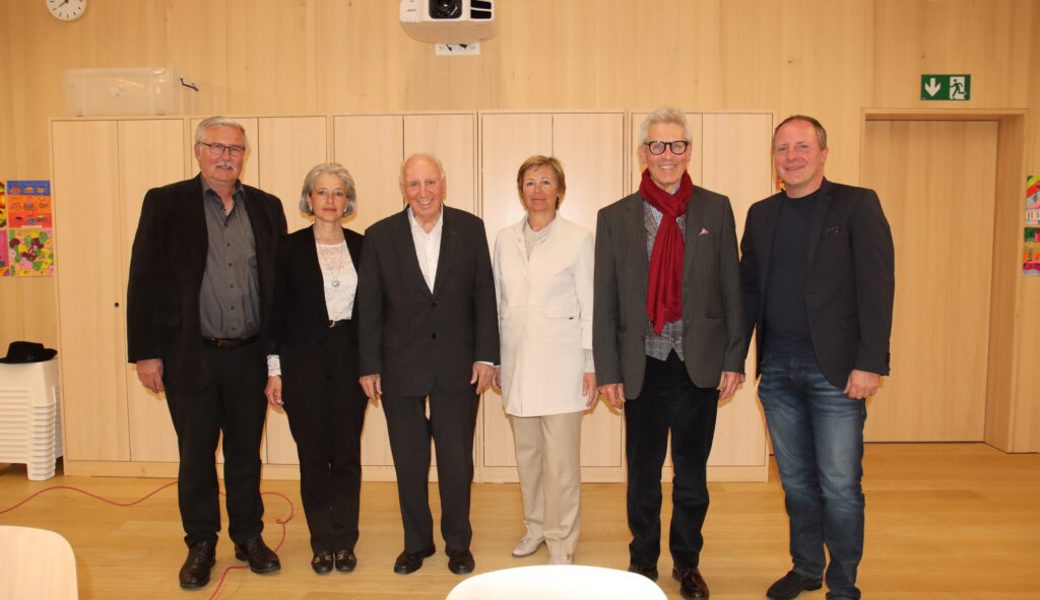  Grosse Vorfreude auf das Projekt (von links): Die Vorbesitzer Hanspeter Lutz und Doris Baumann, der neue Besitzer Paul Schaub, Dr. phil. Cornelia Nussle (Psycon GmbH in Mollis), Bruno Stephan Walder (Green Rhythm Establishment in Triesen) sowie Innenarchitekt Reno Schmidt (Design 4 mation in Altstätten). 