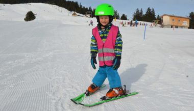 100 Kinder machen sich auf dem Buchserberg beim Kinder-Skikurs fit fürs Skirennen