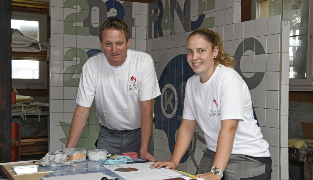 Jana Goldener zeigt ihrem Chef und früheren Lehrmeister, Martin Kobler (Kobler Ofenbau GmbH in Altstätten), wie sie sich auf die WorldSkills vorbereitet.