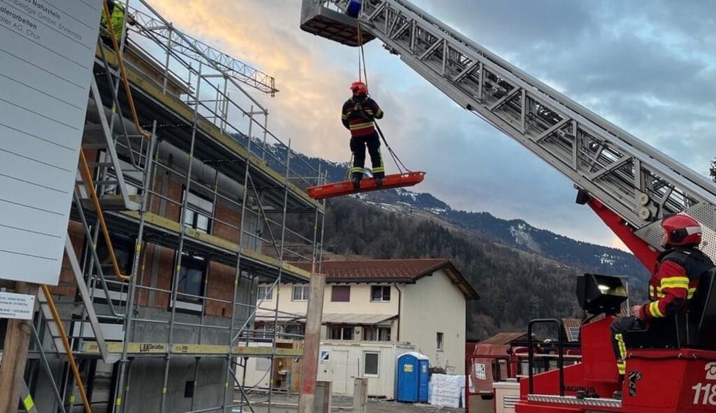 Verletzter Arbeiter wurde mit einer Drehleiter der Feuerwehr geborgen