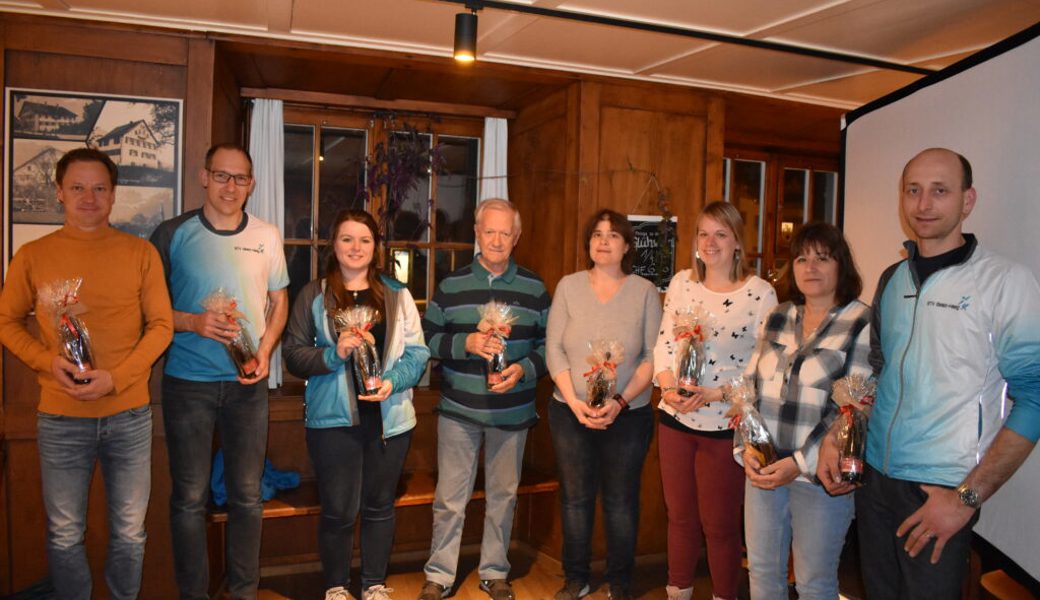  Treue Vereinsmitglieder: Roger Eppich, Mario Dütschler, Francesca Hagmann, Heini Fuchs, Silvia Würth, Rebecca Meuli, Anita Hanselmann sowie Christian Fuchs (von links). 