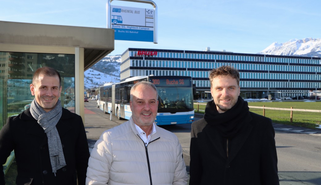 Marco Thoma, Präsident Verein Hightech Campus Buchs und der Buchser Stadtpräsident Rolf Pfeiffer zusammen mit Andreas Deterling, Leiter Angebot und Entwicklung der BUS Ostschweiz AG, bei der Enthüllung der neuen Haltestelltafel «Hightech Campus» (von links).