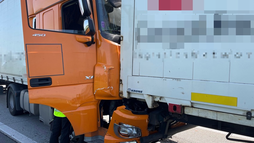 Der Chauffeur des hinteren Lastwagens wurde beim Auffahrunfall verletzt.