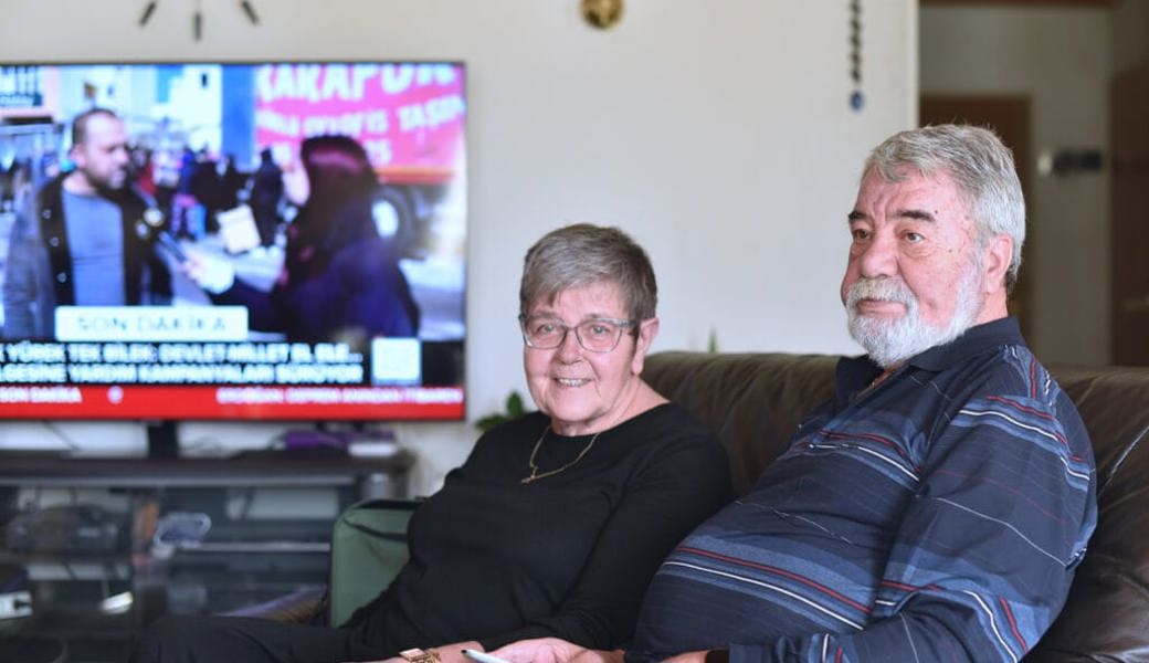  Margrith und Cahit Cerci verfolgen den ganzen Tag gebannt vor dem Fernsehgerät die Ereignisse im Erdbebengebiet. 