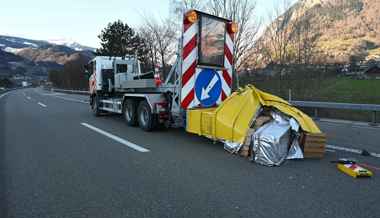 Spurwechsel verpasst: Lieferwagen kracht in Prellbock