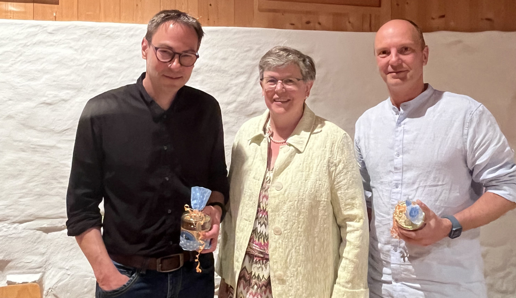 Ortsparteipräsidentin Barbara Dürr mit Manuel Schöb (links), der fürs Gemeindepräsidium kandidiert, und dem weiteren Kandidaten der Mitte Gams für den Gemeinderat, Martin Steiner (rechts).