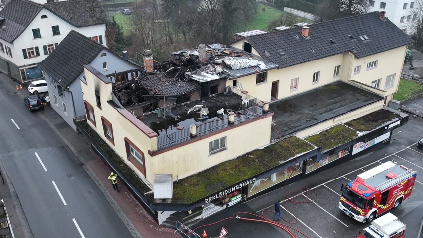 Der Brand ist gelöscht, doch das Gebäude stark beschädigt.