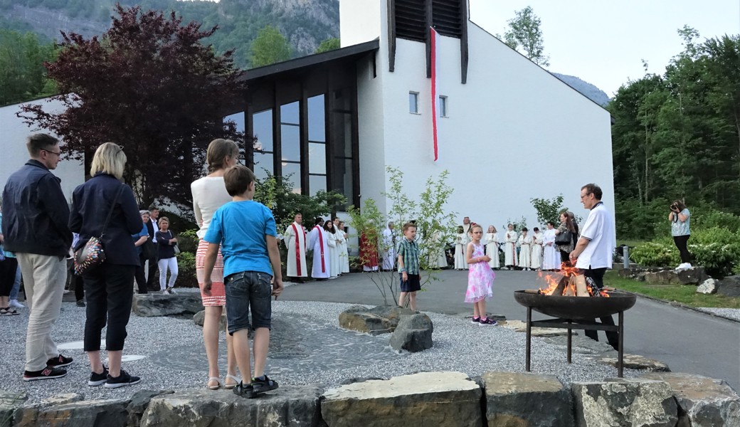 Die neugestaltete Umgebung vor der Antoniuskirche wird feierlich eingesegnet.