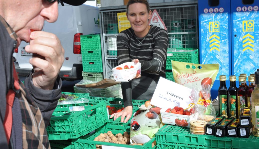  Probieren geht über studieren: Auch köstliche Erdbeeren gab es am Wartauer Herbstmarkt in Azmoos. Bilder: Armando Bianco