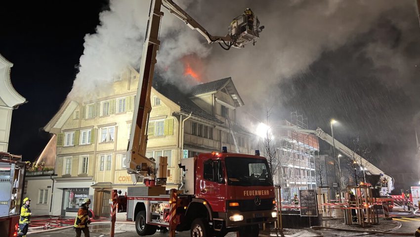  Aufgrund der dichten Bauweise im Dorfzentrum wurden mehrere Feuerwehren mir über 150 Angehörigen aufgeboten. 