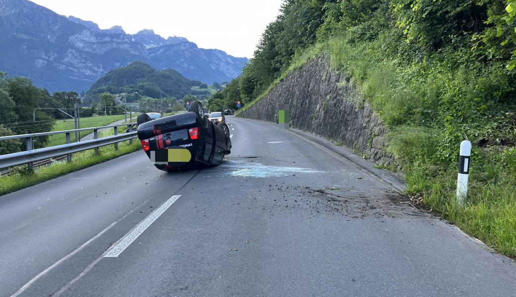 Der Autofahrer wurde beim Unfall nicht verletzt. Den Führerausweis musste er auf der Stelle abgeben.