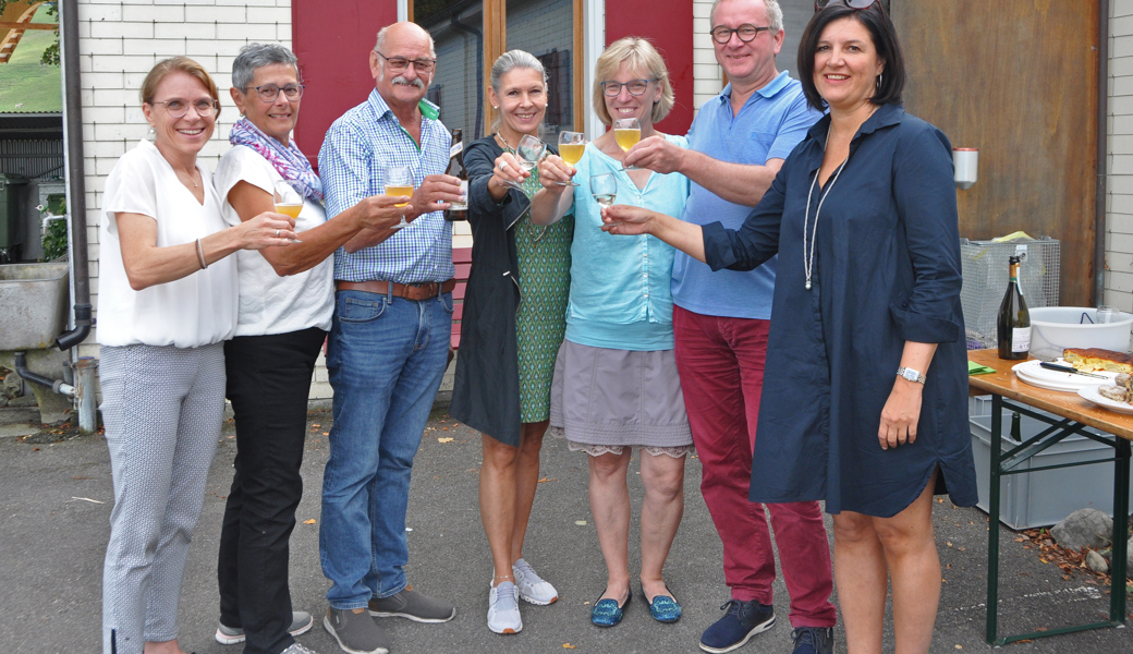 Für ihren Wahlsieg als Schulpräsidentin gefeiert: Gaby Knecht Morf (Dritte von rechts) im Musikheim Rietli.