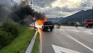 Schock nach Feierabend: Auto ging plötzlich in Flammen auf