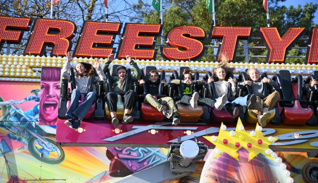 Der Jahrmarkt ist ein beliebter Treffpunkt für Jung und Alt