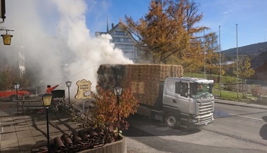 Nach der Fahrt über den Stoss sind Strohballen in Brand geraten