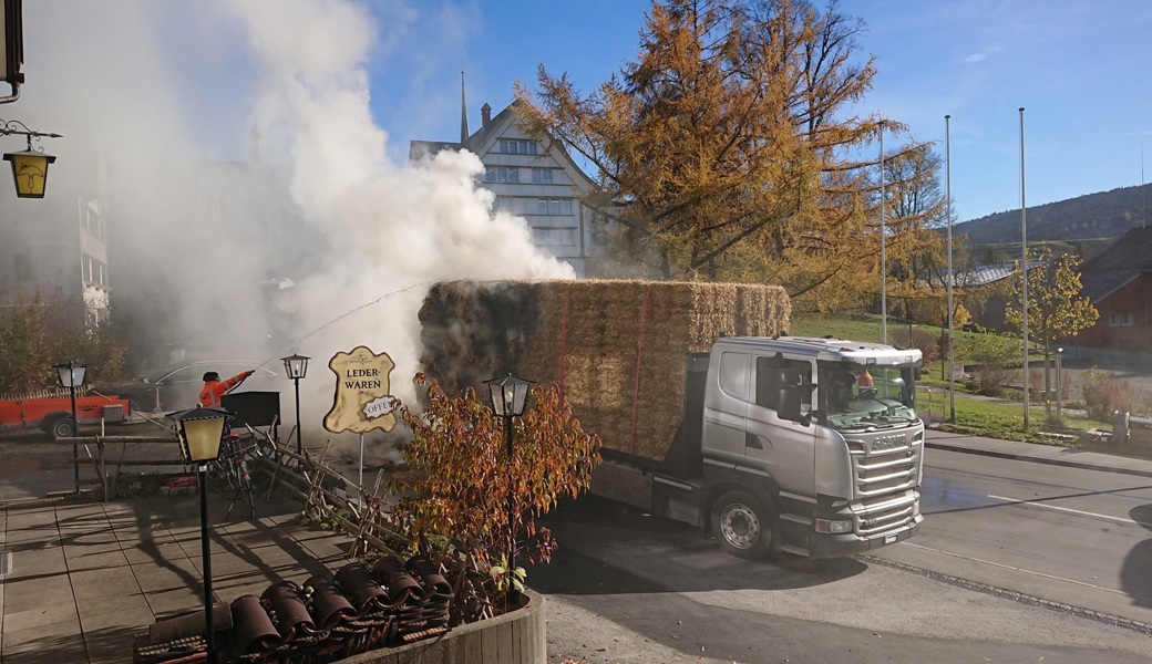 Nach der Fahrt über den Stoss sind Strohballen in Brand geraten