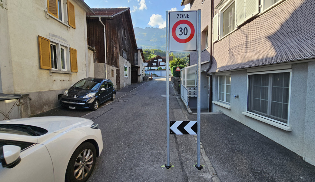 Einige Gamserinnen und Gamser finden, dieses Schild im Strassenraum der Oberfelsbachstrasse neben dem «Hirschen» hätte man gescheiter ein paar Meter weiter oben hingestellt – und zwar neben die Strasse, dort, wo bereits ein Warnschild «Achtung Kinder» steht.