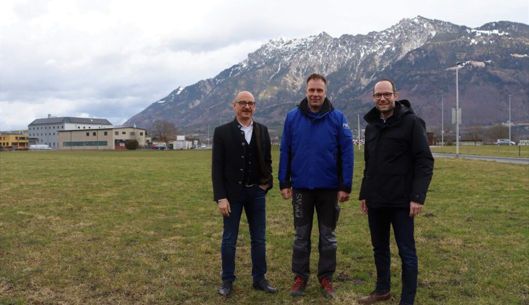  Projektleiter und Bauherrenvertreter Patrik Hämmerle (v. l.), Feuerwehrkommandant Marcel Senn und Baukommissionspräsident Markus Hofmänner auf der Wiese, auf der das neue Feuerwehrdepot realisiert werden könnte. 