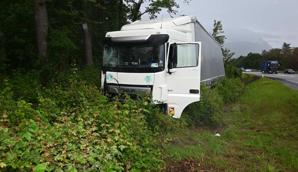 Ein Lastwagenfahrer geriet bei der Ausfahrt zur Raststätte Rheintal neben die Fahrbahn.