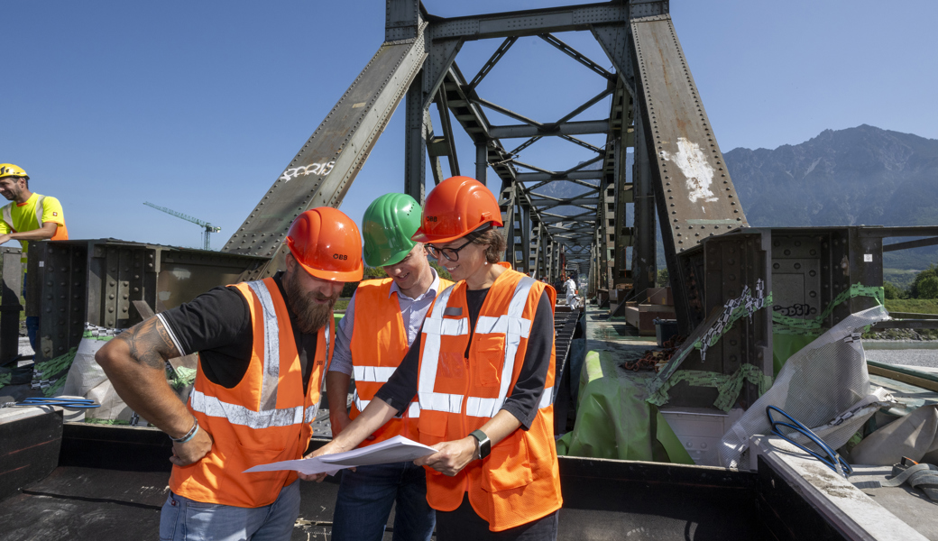 Patrick Falkner, Christoph Gasser-Mair und Eva Holzer-Friedrich (alle ÖBB) erklären die Baustelle auf der Rheinbrücke. 