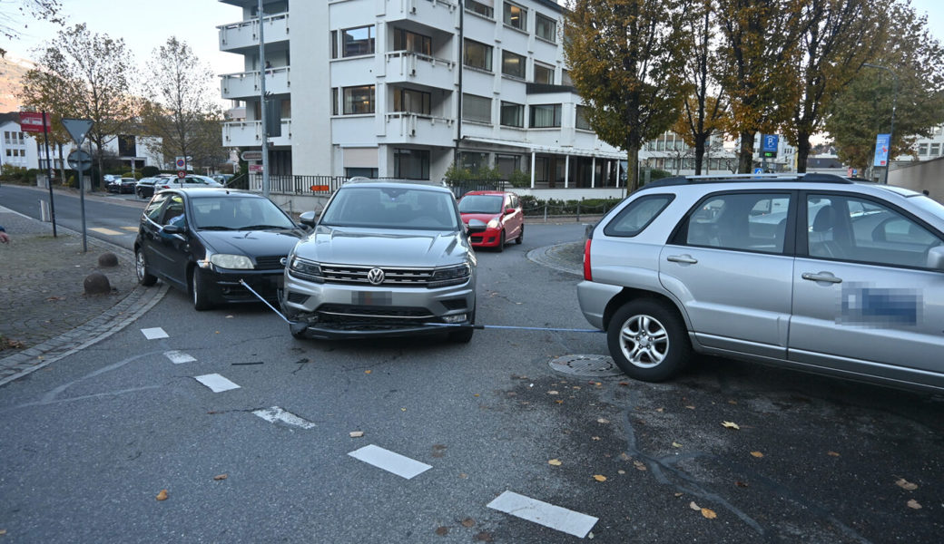  Der Autofahrer hat das Abschleppseil übersehen. 