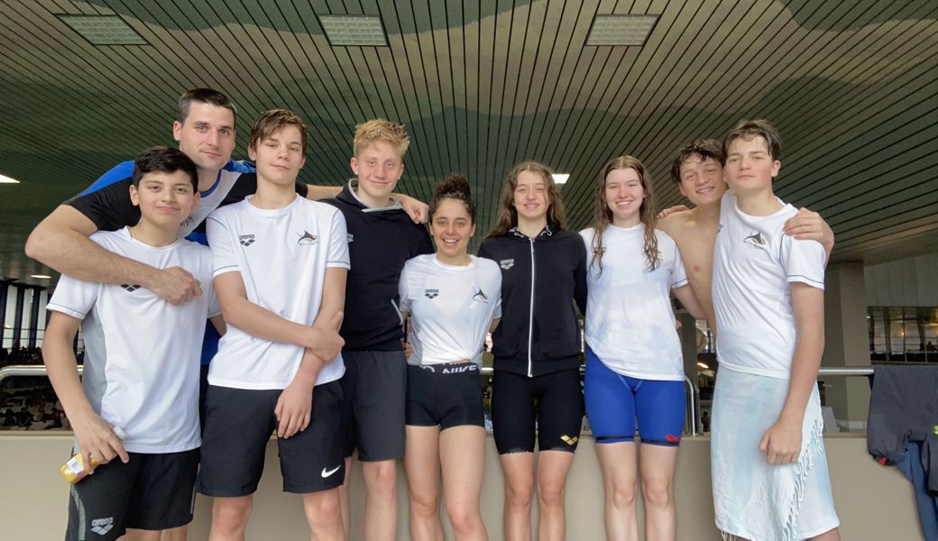 Die Delegation des SC Flös Buchs darf mit den gezeigten Leistungen zufrieden sein (von links): Amir Zargartou, Head Coach Milan Stojilkovic, Lukas Strojny, Levente Nagypál, Adriana Azzarone, Nola Menzi, Leonie Menzi, Levin Hodzic, Matisse Mamin.