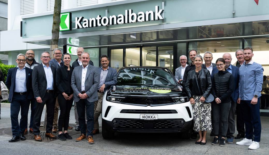 Am Kick-Off-Event zur Wiga 2023 am Mittwochabend versammelten sich Partner, Veranstalter und Aussteller um den Hauptpreis der Tombola: einen Opel Mokka.