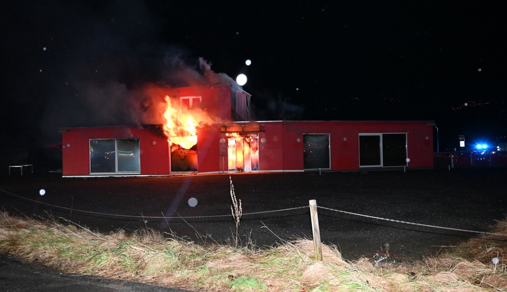 Als die Einsatzkräfte vor Ort eintrafen, standen die Essräume bereits in Vollbrand.