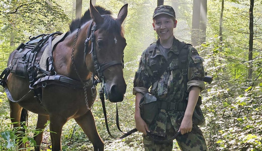 Veterinärsoldatin Ramona Aggeler unterwegs mit einem Trainpferd der Armee. 