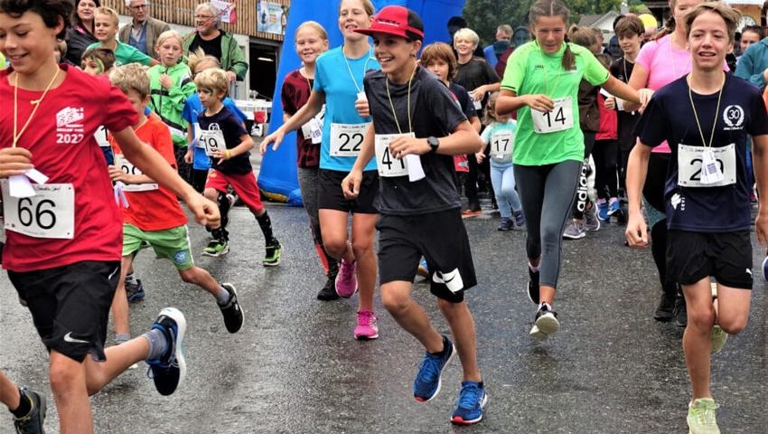  10. September: Mit dem 34. Grabser Zwei-Stunden-Lauf werden 43846 Franken für Entwicklungshilfeprojekte gesammelt. 