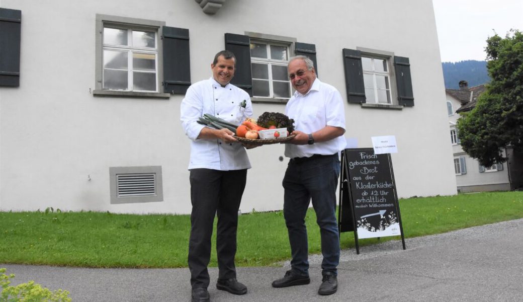  Küchenchef Ralph Hagen (links) und Götz Rübsaamen, Vorstandsmitglied und Stiftungsrat, sorgen dafür, dass die Bewohner, Klienten und Mitarbeiter im Johanneum, gesund, ausgewogen und vor allem gut essen. 