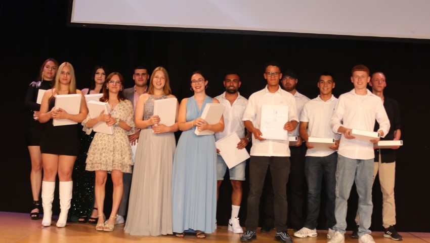 Diese jungen Erwachsenen besuchten während ihrer Lehrzeit das Berufs- und Weiterbildungszentrum Buchs Sargans.