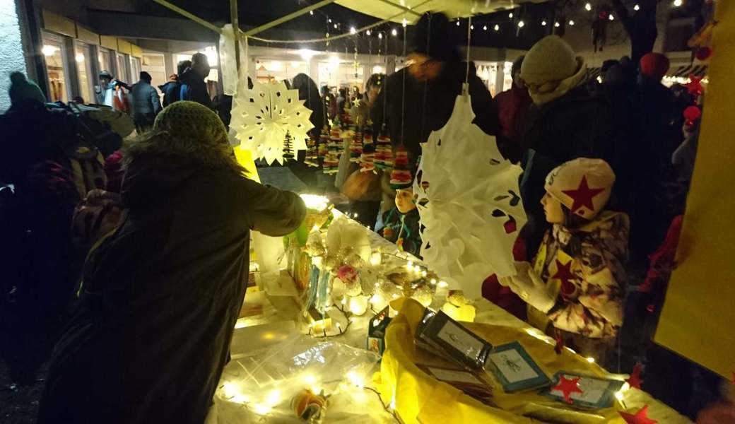 Reges Interesse und grosse Kauflust am Weihnachtsmarkt für einen guten Zweck. PD