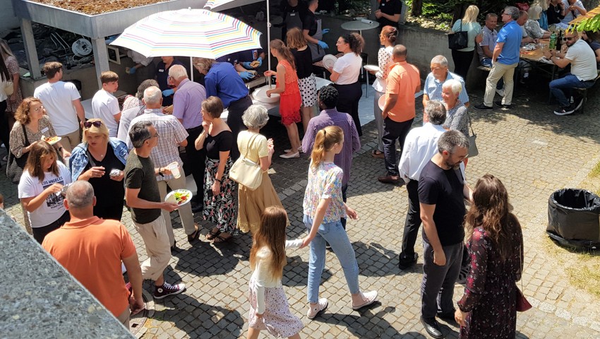 In und ums Pfarreiheim wurde verpflegt, im Bild der Grillstand.