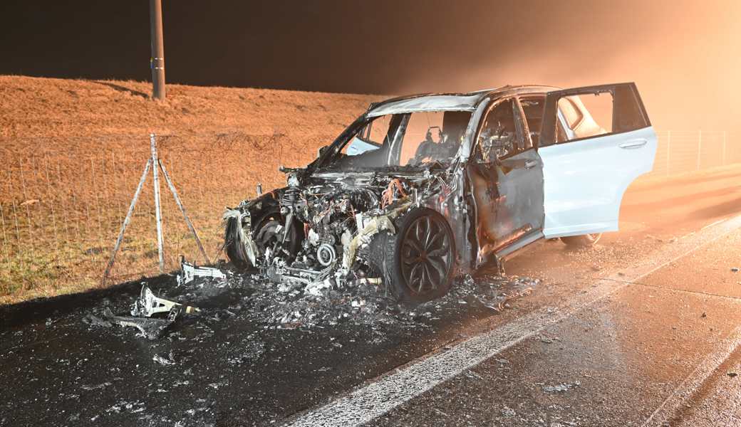 Auto geht in Flammen auf – über 100'000 Franken Schaden