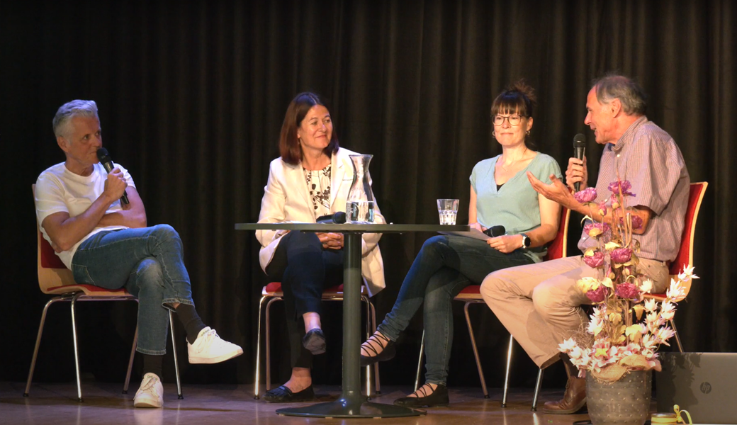 Bereicherten das Podium: Referent Prof. Martin Hafen, Gemeinderätin Katrin Schulthess, Kinderärztin Sara Klingenfuss und Referent Prof. Herbert Renz-Polster (von links).