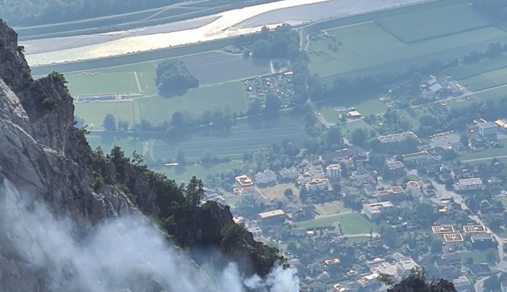  Das Feuer konnte durch den Einsatz eines Helikopters aus der Luft bekämpft und gelöscht werden. 