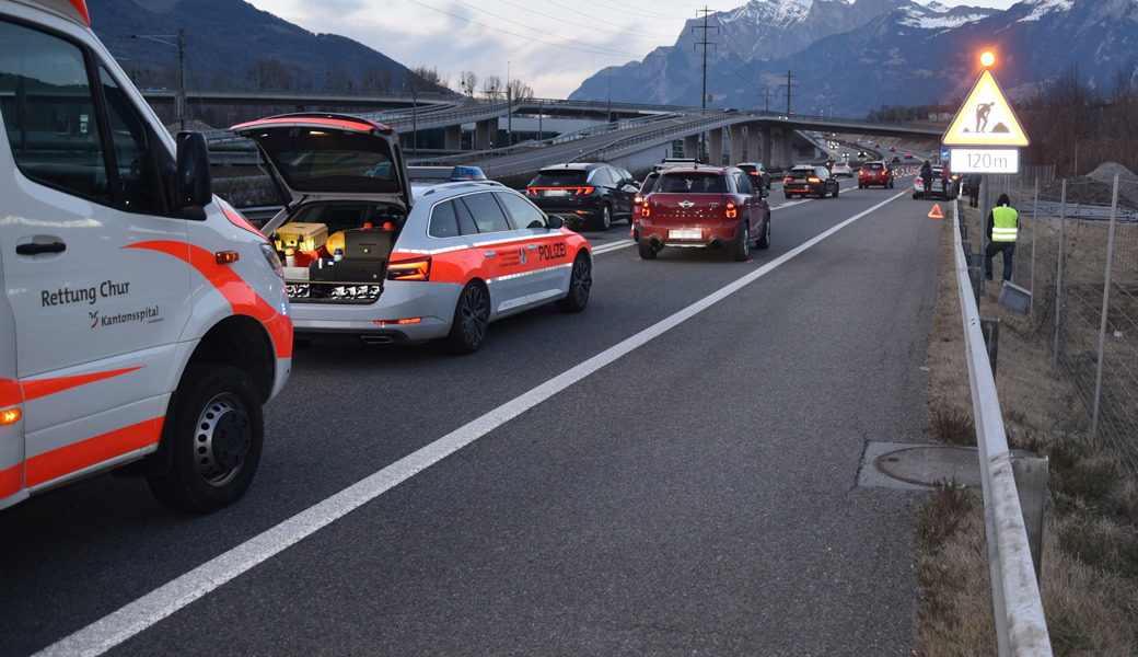 Verletzt: Autofahrerin fährt auf Stau auf